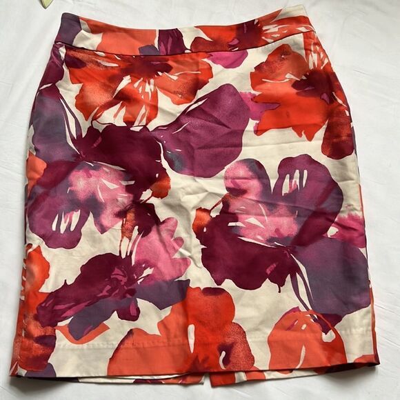 ⭐️LOFT Floral Silk Cotton Blend Watercolor Pencil Skirt⭐️ - Picture 2 of 6